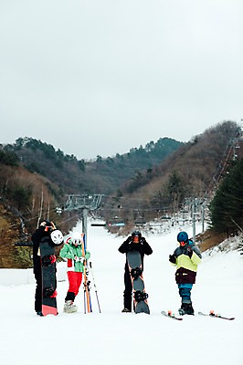 포토 JPG 주간 전신 남자 40대 겨울 스키 스키장 고글 서기 여러명 20대 야외 30대 설원 한국인 스노우보드 헬멧 준비 스키복 리프트 스키선수 폴 스노우보더 용평스키장 성인남자만 국내포토 자연요소 옷 계절 중년 다수 모션 겨울스포츠 운동선수 눈_날씨 사람 동양인 청년 장년 보드_스포츠 보호장비 스키용품 용평 남자만 성인만 파일형식