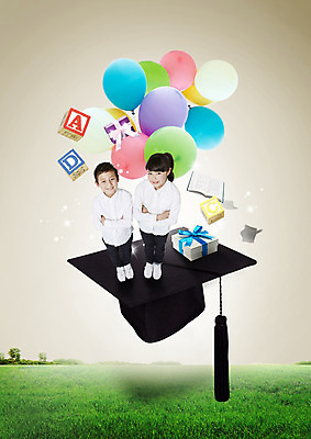 PSD 편집이미지 학생 여자 교육 남자 어린이 학사모 졸업 잔디 두명 책 선물상자 팔짱 일본인 풍선 이미지편집 외국인 식물 모자_잡화 모션 선물 사람 동양인 상자 파일형식