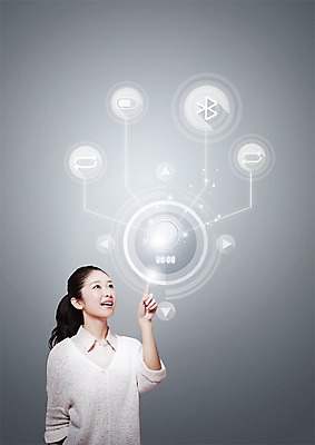 PSD 편집이미지 응시 여자 한명 상반신 20대 성인 터치 비즈니스우먼 일본인 건전지 순환 블루투스 홀로그램 이미지편집 외국인 1 시선 비즈니스 모션 사람 동양인 청년 직장인 파일형식