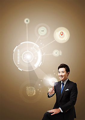 PSD 편집이미지 남자 한명 미소 정장 상반신 성인 30대 터치 한국인 비즈니스맨 길찾기 블루투스 네비게이션 홀로그램 이미지편집 1 옷 비즈니스 표정 사람 동양인 장년 직장인 파일형식