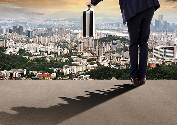 PSD 편집이미지 남자 그림자 한명 서기 들기 정장 성인 뒷모습 일몰 하반신 비즈니스맨 기밀가방 이미지편집 1 옷 뷰포인트 가방 비즈니스 모션 사람 노을 직장인 파일형식