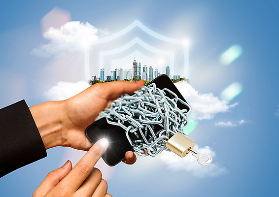 PSD 구름 편집이미지 손 하늘 열쇠 자물쇠 한명 들기 안전 신체부위 스마트폰 터치 양손 가리킴 쇠사슬 보안 방패 이미지편집 자연요소 1 모션 사람 손짓 핸드폰 스마트기기 파일형식