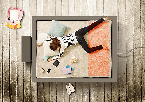 PSD 편집이미지 여자 안경 엎드리기 쿠션 책가방 한명 성인 태블릿 이미지편집 1 잡화 가방 모션 사람 전자제품 스마트기기 파일형식