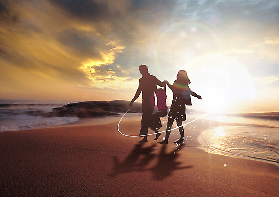 PSD 구름 편집이미지 실루엣 여행 가족 하늘 매달리기 사람 해변 세명 모래사장 걷기 일출 손잡기 일몰 이미지편집 자연요소 바다 관계 모션 촬영기법 노을 파일형식