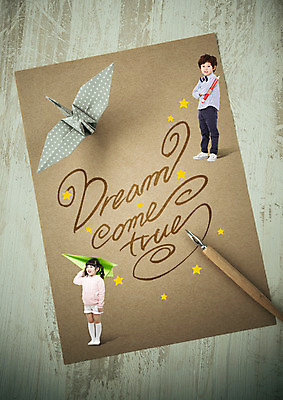 전신 PSD 편집이미지 영어 여자 남자 종이 서기 들기 두명 목재 연필 만년필 유치원생 꿈 한국인 종이비행기 종이학 이미지편집 나무 문자 어린이 재료 모션 학용품 사람 동양인 필기구 펜 종이접기 파일형식