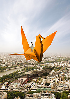 전신 PSD 편집이미지 여자 상상 한명 앉기 유치원생 한국인 비행 도시 종이학 이미지편집 1 어린이 모션 사람 동양인 종이접기 파일형식