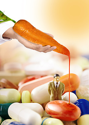 PSD 편집이미지 손 한손 한명 들기 신체부위 알약 당근 피규어 액체 즙 이미지편집 1 모션 뿌리채소 사람 약 미니어처 파일형식