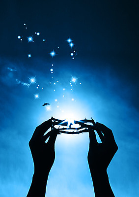 PSD 편집이미지 손 기독교 한명 들기 신체부위 파란색 빛 양손 가시면류관 이미지편집 1 종교 컬러 종교용품 모션 사람 파일형식