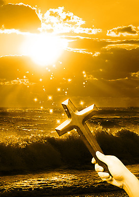 PSD 편집이미지 손 기독교 파도 바다 십자가 한손 한명 들기 해변 신체부위 빛 햇빛 일몰 이미지편집 1 종교 모션 사람 태양 노을 파일형식