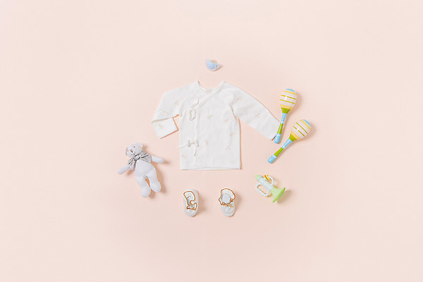 포토 JPG 스튜디오촬영 옷 패션 인형 백그라운드 사람없음 아기용품 오브젝트 딸랑이 배냇저고리 아기양말 플랫레이 국내포토 실내 플랫 파일형식