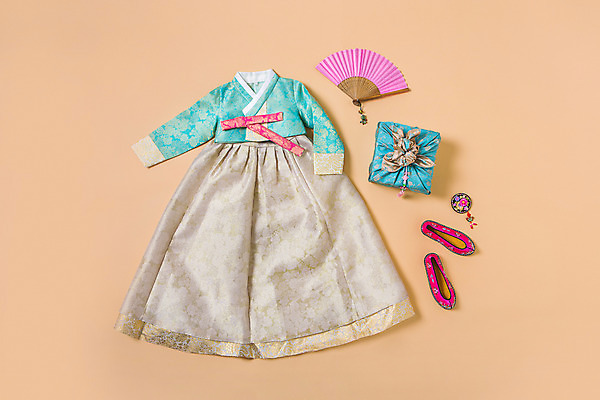 포토 JPG 스튜디오촬영 옷 패션 백그라운드 사람없음 부채 한복 오브젝트 보따리 꽃신 플랫레이 국내포토 한국전통 신발 전통소품 실내 플랫 전통의상 파일형식