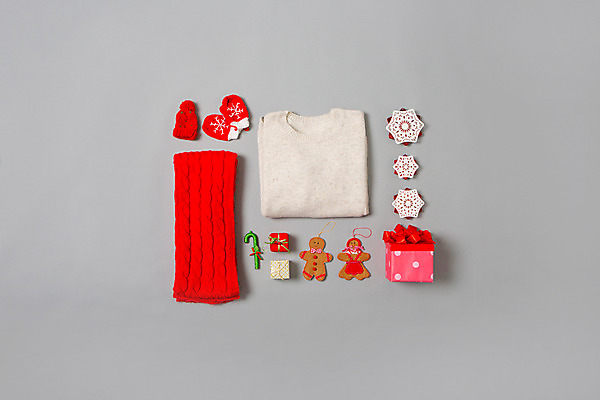 포토 JPG 스튜디오촬영 옷 패션 장갑 백그라운드 크리스마스장식 털모자 사람없음 선물상자 목도리 오브젝트 니트 플랫레이 국내포토 모자_잡화 잡화 상의 크리스마스 실내 선물 상자 플랫 파일형식