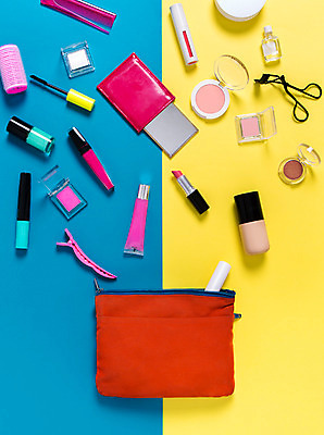 포토 JPG 스튜디오촬영 컬러 백그라운드 사람없음 화장품 립스틱 머리빗 오브젝트 마스카라 매니큐어 손거울 립글로스 헤어롤 뷰러 파우치 플랫레이 국내포토 가방 실내 뷰티 거울 화장용품 미용용품 플랫 파일형식