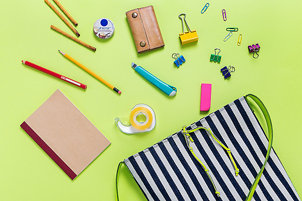 포토 JPG 스튜디오촬영 백그라운드 가방 문구용품 색연필 집게 사람없음 연필 공책 지갑 오브젝트 클립 스카치테이프 커터칼 플랫레이 국내포토 잡화 학용품 실내 필기구 사무용품 플랫 테이프 파일형식