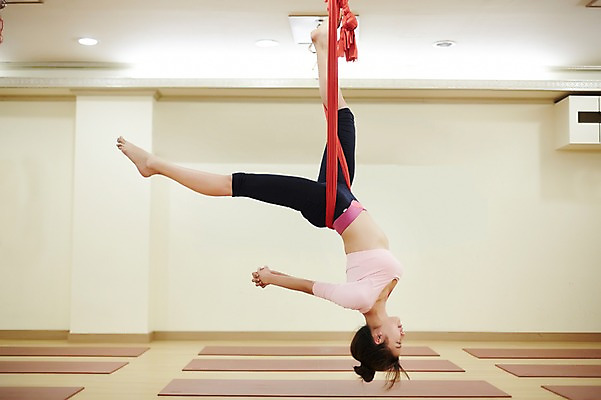 포토 JPG 전신 여자 포즈 요가 실내 매달리기 한명 20대 성인 옆모습 한국인 물구나무 요가복 올림머리 묶은머리 플라잉요가 청년여자한명만 성인여자한명만 국내포토 1 헤어스타일 웰빙 뷰포인트 모션 사람 동양인 청년 내부 운동복 여자한명만 성인여자만 청년여자만 파일형식