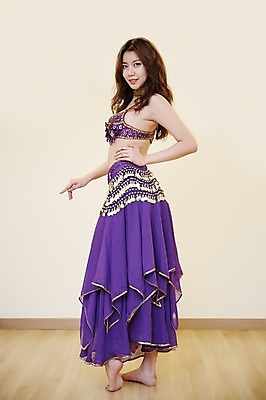 포토 JPG 전신 긴머리 여자 허리손 포즈 실내 한명 서기 손짓 20대 성인 옆모습 한국인 춤 파마 밸리댄스 밸리댄스복 청년여자한명만 성인여자한명만 국내포토 1 헤어스타일 뷰포인트 모션 문화예술 사람 동양인 청년 내부 여자한명만 성인여자만 청년여자만 파일형식