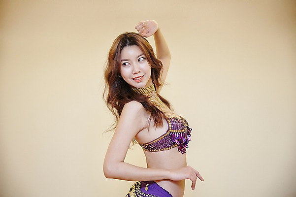 포토 JPG 긴머리 여자 포즈 실내 한명 미소 손짓 상반신 20대 성인 옆모습 한국인 춤 파마 밸리댄스 밸리댄스복 청년여자한명만 성인여자한명만 국내포토 1 헤어스타일 뷰포인트 모션 문화예술 표정 사람 동양인 청년 내부 여자한명만 성인여자만 청년여자만 파일형식