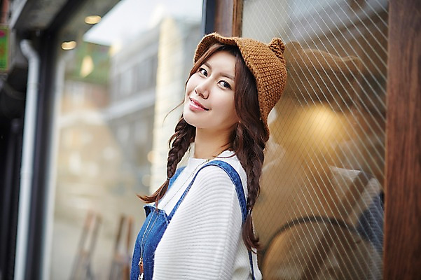 포토 JPG 주간 모자 여자 한명 상반신 20대 성인 야외 옆모습 문 기댐 한국인 멜빵 청년여자한명만 성인여자한명만 가죽공방 국내포토 자연요소 1 잡화 뷰포인트 모션 사람 동양인 청년 작업실 공예 여자한명만 성인여자만 청년여자만 파일형식