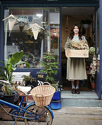 포토 JPG 주간 전신 식물 여자 화분 한명 서기 미소 들기 20대 성인 야외 앞모습 상자 바구니 자전거 한국인 드라이플라워 플로리스트 청년여자한명만 성인여자한명만 국내포토 자연요소 직업 1 꽃 뷰포인트 모션 표정 사람 동양인 청년 바이크 여자한명만 성인여자만 청년여자만 파일형식