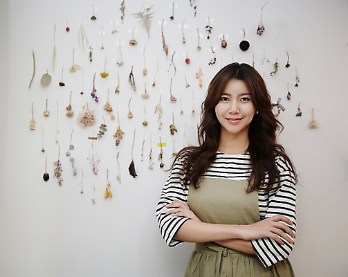 포토 JPG 여자 벽 건조 실내 매달리기 한명 미소 상반신 20대 성인 앞모습 팔짱 앞치마 한국인 드라이플라워 플로리스트 청년여자한명만 성인여자한명만 소상공인 국내포토 직업 1 꽃 뷰포인트 모션 표정 사람 동양인 청년 내부 경제 상인 여자한명만 성인여자만 청년여자만 파일형식