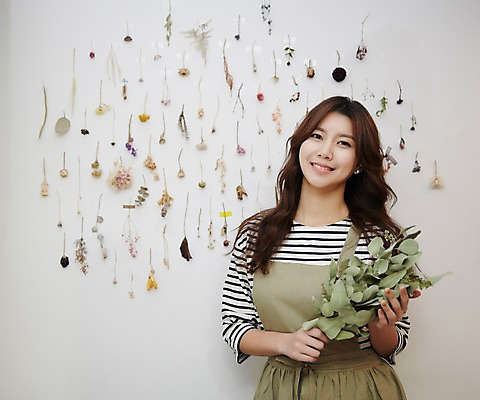 포토 JPG 식물 여자 벽 잎 건조 실내 매달리기 한명 미소 들기 상반신 20대 성인 앞모습 앞치마 한국인 드라이플라워 플로리스트 청년여자한명만 성인여자한명만 소상공인 국내포토 직업 1 꽃 뷰포인트 모션 표정 사람 동양인 청년 내부 경제 상인 여자한명만 성인여자만 청년여자만 파일형식