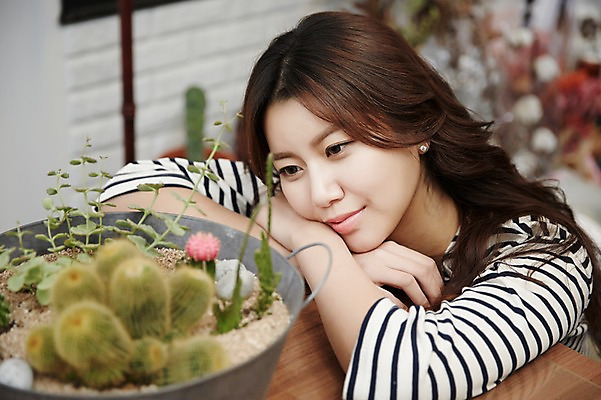 포토 JPG 식물 여자 화분 엎드리기 선인장 실내 한명 상반신 20대 성인 감상 한국인 양동이 플로리스트 청년여자한명만 성인여자한명만 국내포토 직업 1 모션 사람 동양인 청년 내부 여자한명만 성인여자만 청년여자만 파일형식
