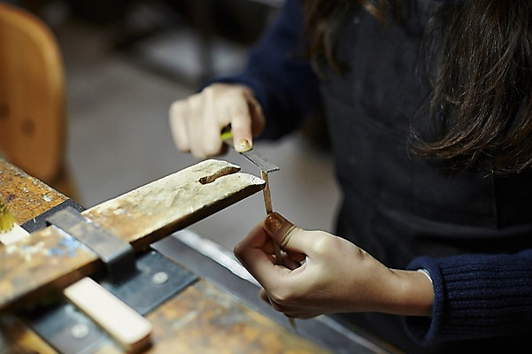 포토 JPG 손 여자 실내 한명 들기 상반신 20대 성인 신체부위 한국인 공예 사포 다듬기 은막대 반지공방 국내포토 1 모션 사람 동양인 청년 취미 내부 막대기 파일형식