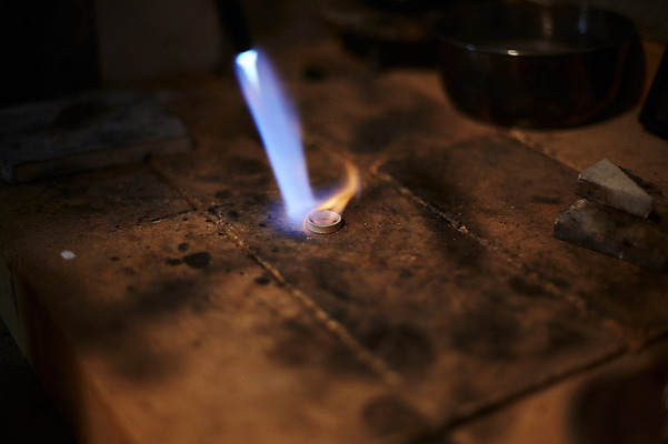 포토 JPG 불 실내 사람없음 공예 가열 은반지 토치 은막대 반지공방 국내포토 자연요소 취미 내부 공구 반지 막대기 파일형식