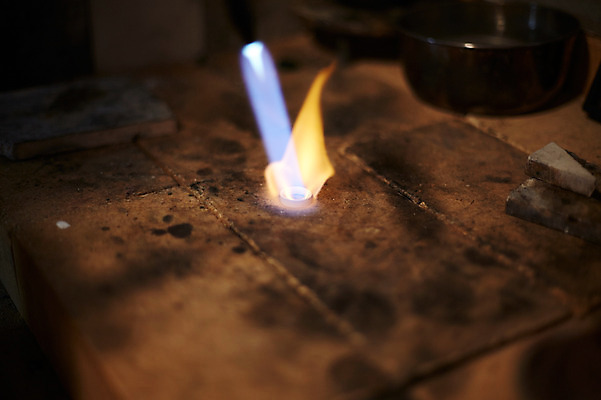 포토 JPG 불 실내 사람없음 공예 가열 은반지 토치 은막대 반지공방 국내포토 자연요소 취미 내부 공구 반지 막대기 파일형식