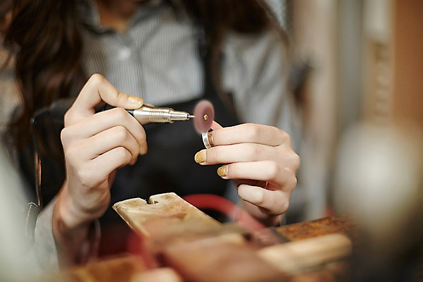 포토 JPG 손 여자 실내 한명 들기 상반신 20대 성인 앞모습 아웃포커스 신체부위 한국인 공구 공예 다듬기 은반지 은막대 반지공방 국내포토 1 뷰포인트 모션 촬영기법 사람 동양인 청년 취미 내부 도구 반지 막대기 파일형식