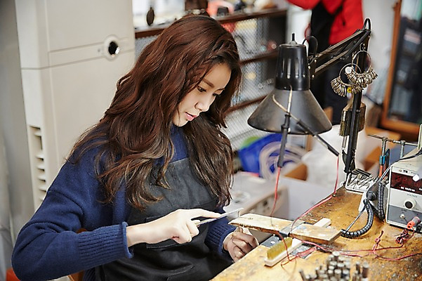 포토 JPG 여자 실내 한명 들기 앉기 상반신 20대 성인 한국인 공예 집중 사포 다듬기 청년여자한명만 성인여자한명만 은막대 반지공방 국내포토 1 컨셉 모션 사람 동양인 청년 취미 내부 막대기 여자한명만 성인여자만 청년여자만 파일형식