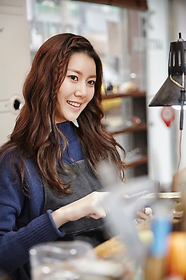 포토 JPG 여자 실내 한명 미소 들기 상반신 20대 성인 앞치마 한국인 공예 사포 청년여자한명만 성인여자한명만 은막대 반지공방 국내포토 1 모션 표정 사람 동양인 청년 취미 내부 막대기 여자한명만 성인여자만 청년여자만 파일형식