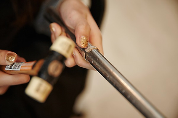 포토 JPG 손 여자 실내 한명 들기 20대 성인 아웃포커스 신체부위 한국인 망치 공예 봉 망치질 다듬기 은반지 은막대 반지공방 국내포토 1 모션 촬영기법 사람 동양인 청년 취미 내부 공구 반지 막대기 파일형식