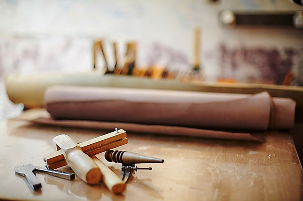 포토 JPG 실내 사람없음 공구 작업실 가죽 가죽공예 나무책상 가죽공방 국내포토 내부 목재 도구 공예 책상 파일형식