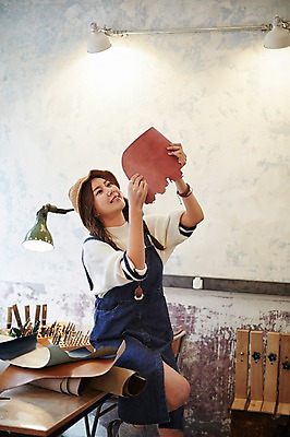 포토 JPG 모자 여자 실내 한명 들기 상반신 20대 성인 한국인 작업실 가죽 걸터앉기 가죽공예 청년여자한명만 성인여자한명만 가죽공방 국내포토 1 잡화 모션 사람 앉기 동양인 청년 내부 공예 여자한명만 성인여자만 청년여자만 파일형식