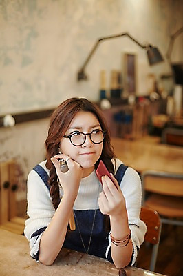 포토 JPG 여자 안경 실내 한명 들기 앉기 상반신 20대 성인 앞모습 한국인 작업실 지갑 망치 가죽 가죽공예 청년여자한명만 성인여자한명만 안경낌 가죽공방 국내포토 1 잡화 뷰포인트 모션 사람 동양인 청년 내부 공구 공예 여자한명만 성인여자만 청년여자만 파일형식