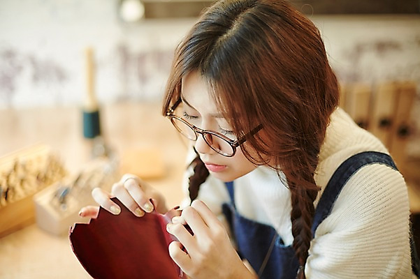 포토 JPG 여자 안경 실내 한명 들기 앉기 상반신 20대 성인 옆모습 한국인 작업실 가죽 고민 가죽공예 청년여자한명만 성인여자한명만 안경낌 가죽공방 국내포토 1 잡화 감정 뷰포인트 모션 사람 동양인 청년 내부 공예 여자한명만 성인여자만 청년여자만 파일형식