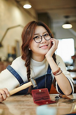 포토 JPG 여자 안경 실내 한명 미소 들기 앉기 상반신 20대 성인 앞모습 턱괴기 한국인 작업실 지갑 망치 가죽 가죽공예 청년여자한명만 성인여자한명만 안경낌 가죽공방 국내포토 1 잡화 뷰포인트 모션 표정 사람 동양인 청년 내부 공구 공예 여자한명만 성인여자만 청년여자만 파일형식