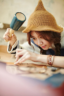 포토 JPG 모자 여자 실내 한명 들기 앉기 상반신 20대 성인 한국인 작업실 망치 가죽 망치질 가죽공예 청년여자한명만 성인여자한명만 가죽공방 국내포토 1 잡화 모션 사람 동양인 청년 내부 공구 공예 여자한명만 성인여자만 청년여자만 파일형식