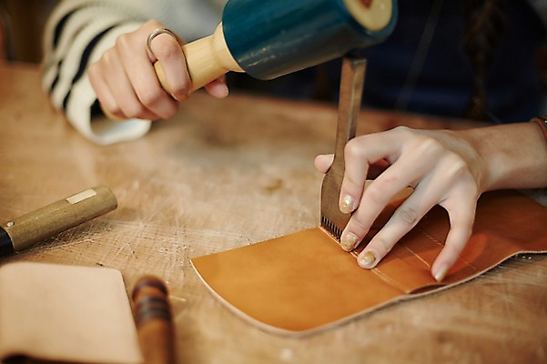 포토 JPG 손 여자 실내 한명 들기 20대 성인 신체부위 한국인 작업실 망치 가죽 망치질 가죽공예 가죽공방 국내포토 1 모션 사람 동양인 청년 내부 공구 공예 파일형식