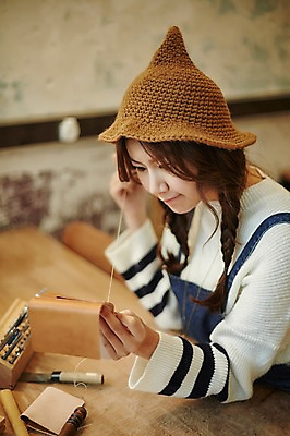 포토 JPG 모자 여자 실내 한명 앉기 상반신 20대 성인 옆모습 한국인 작업실 바느질 가죽 가죽공예 청년여자한명만 성인여자한명만 가죽공방 국내포토 1 잡화 뷰포인트 모션 사람 동양인 청년 내부 공예 여자한명만 성인여자만 청년여자만 파일형식