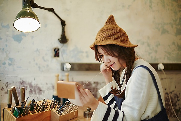 포토 JPG 모자 여자 실내 한명 앉기 상반신 20대 성인 옆모습 한국인 작업실 바느질 가죽 가죽공예 청년여자한명만 성인여자한명만 가죽공방 국내포토 1 잡화 뷰포인트 모션 사람 동양인 청년 내부 공예 여자한명만 성인여자만 청년여자만 파일형식