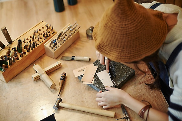 포토 JPG 모자 여자 실내 한명 앉기 상반신 20대 성인 한국인 작업실 칼 가죽 자르기 가죽공예 청년여자한명만 성인여자한명만 가죽공방 국내포토 1 잡화 모션 사람 동양인 청년 내부 공예 여자한명만 성인여자만 청년여자만 파일형식