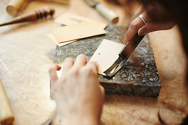 포토 JPG 손 여자 실내 한명 20대 성인 신체부위 한국인 작업실 칼 가죽 자르기 가죽공예 가죽공방 국내포토 1 모션 사람 동양인 청년 내부 공예 파일형식