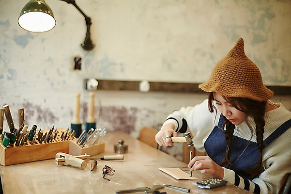 포토 JPG 모자 여자 실내 한명 들기 상반신 20대 성인 도장 한국인 작업실 망치 가죽 망치질 가죽공예 청년여자한명만 성인여자한명만 가죽공방 각인 국내포토 1 잡화 모션 사람 동양인 청년 내부 공구 공예 여자한명만 성인여자만 청년여자만 파일형식