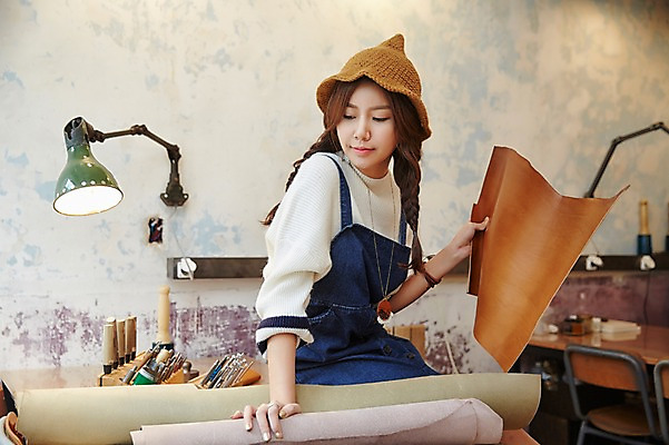 포토 JPG 모자 여자 실내 한명 들기 앉기 상반신 20대 성인 옆모습 한국인 작업실 가죽 가죽공예 청년여자한명만 성인여자한명만 가죽공방 국내포토 1 잡화 뷰포인트 모션 사람 동양인 청년 내부 공예 여자한명만 성인여자만 청년여자만 파일형식