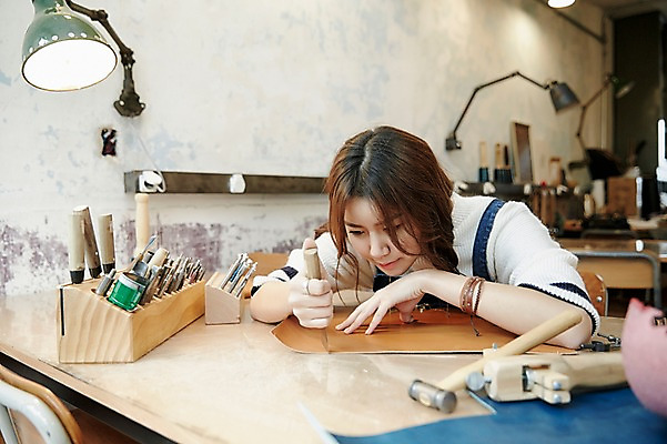 포토 JPG 여자 실내 한명 앉기 상반신 20대 성인 한국인 작업실 칼 가죽 자르기 집중 가죽공예 청년여자한명만 성인여자한명만 가죽공방 국내포토 1 컨셉 모션 사람 동양인 청년 내부 공예 여자한명만 성인여자만 청년여자만 파일형식