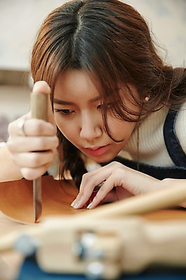 포토 JPG 여자 실내 한명 상반신 20대 성인 한국인 작업실 칼 가죽 자르기 가죽공예 청년여자한명만 성인여자한명만 가죽공방 국내포토 1 모션 사람 동양인 청년 내부 공예 여자한명만 성인여자만 청년여자만 파일형식