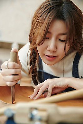 포토 JPG 여자 실내 한명 상반신 20대 성인 한국인 작업실 칼 가죽 자르기 가죽공예 청년여자한명만 성인여자한명만 가죽공방 국내포토 1 모션 사람 동양인 청년 내부 공예 여자한명만 성인여자만 청년여자만 파일형식