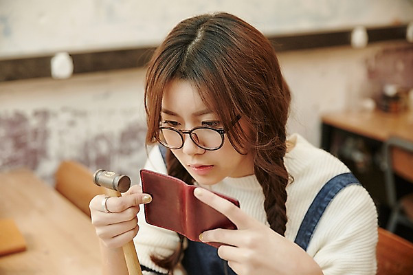 포토 JPG 여자 안경 실내 한명 들기 앉기 상반신 20대 성인 한국인 관찰 작업실 지갑 망치 가죽 가죽공예 청년여자한명만 성인여자한명만 안경낌 가죽공방 국내포토 1 잡화 모션 사람 동양인 청년 내부 공구 공예 여자한명만 성인여자만 청년여자만 파일형식